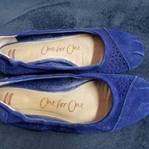 Tom's adorable size 10 blue suede ballet flats